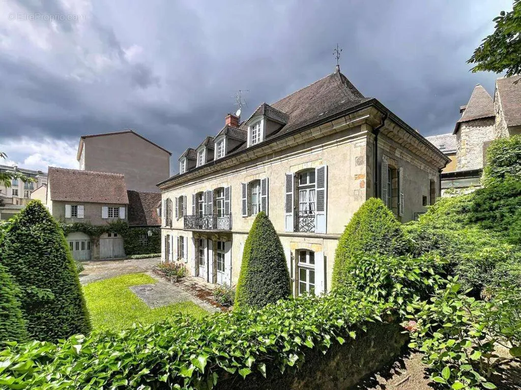 Välivaade - Historic Townhouse with Courtyard in Montluçon