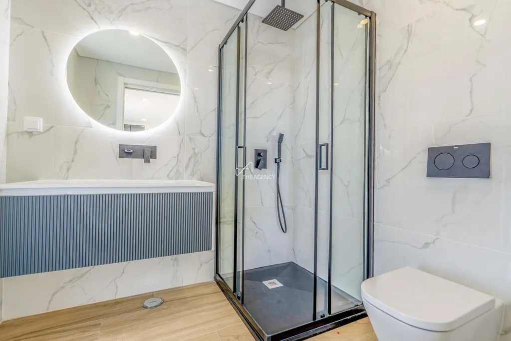 Salles de bain - Contemporary Flat with Balcony in Almancil