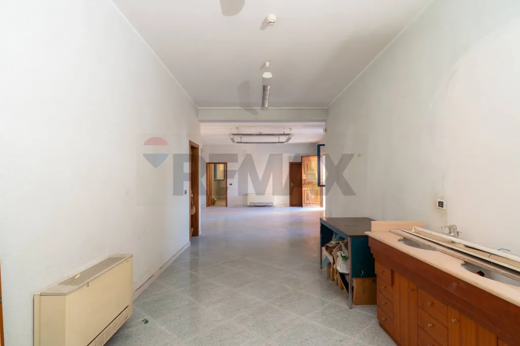 Esik - Commercial Space with Workshop Potential in Modugno