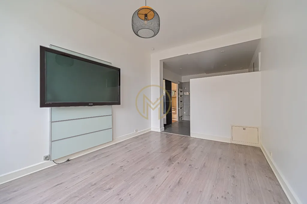 Elutuba - Apartment with West-Facing Terrace in Paris 9th