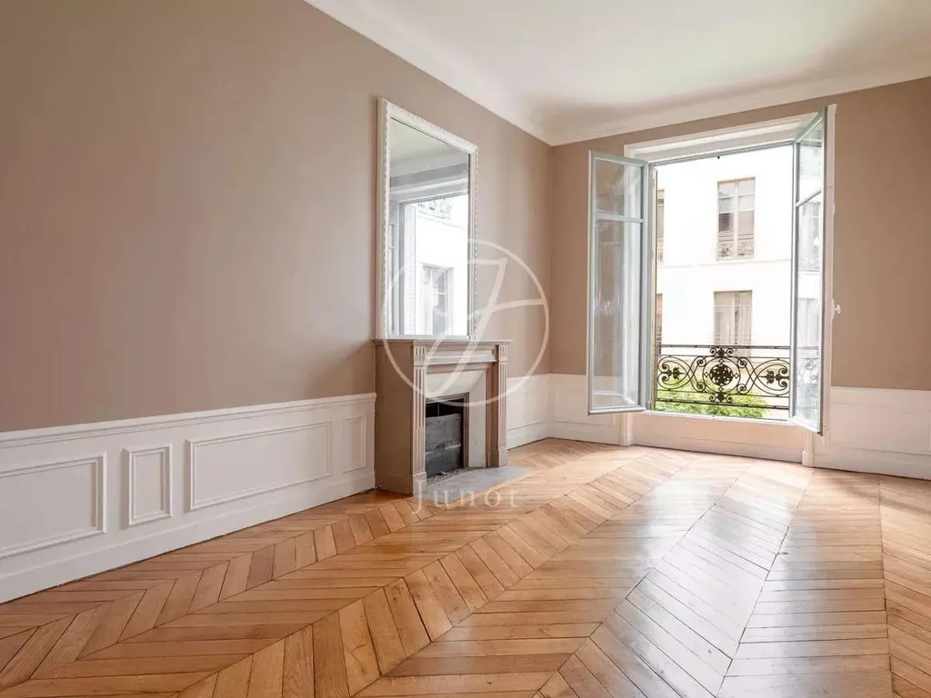 Séjour - Appartement de 5 Pièces avec Cour Arborée à Paris 75017