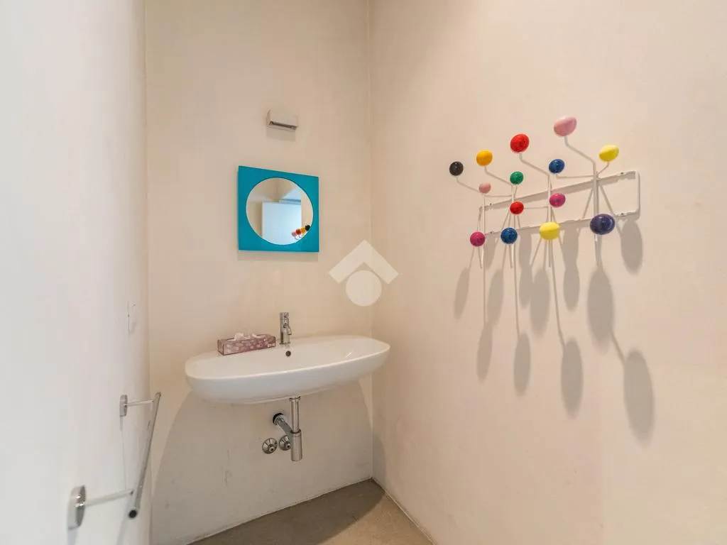 Salles de bain - Charm Loft with Streetfront Windows in Milan
