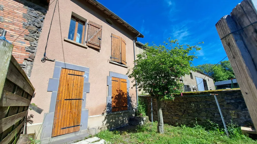 Esterno - Rustic House with Garden in Manzat