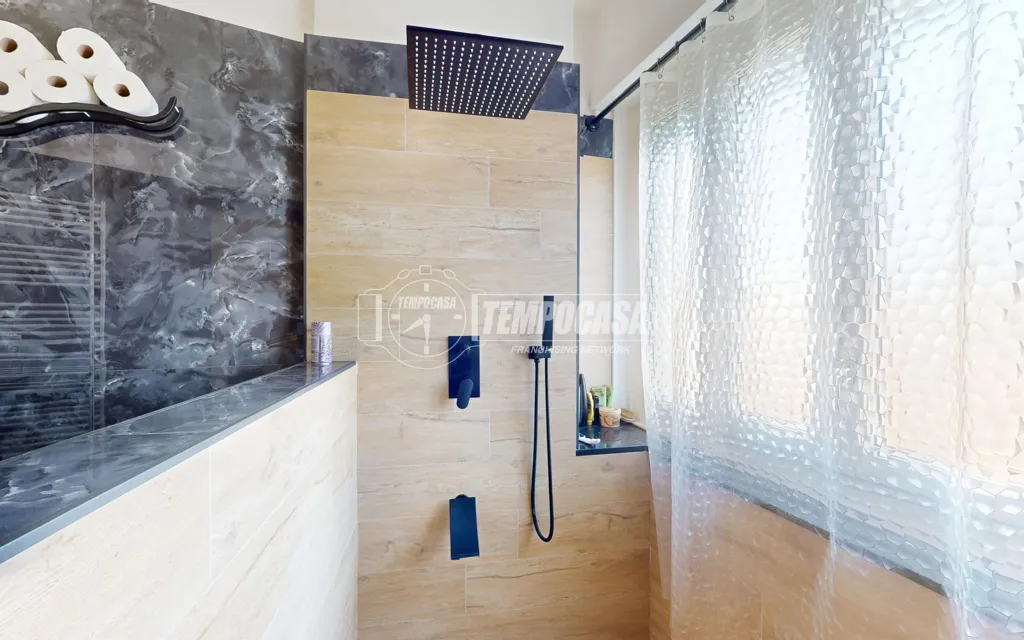 Bathrooms - Modernised Apartment with Balcony in Settimo Torinese