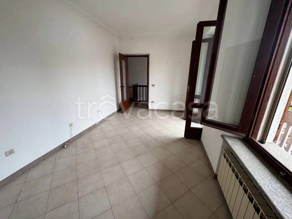 Toad - Two-Storey House with Balcony in Vische