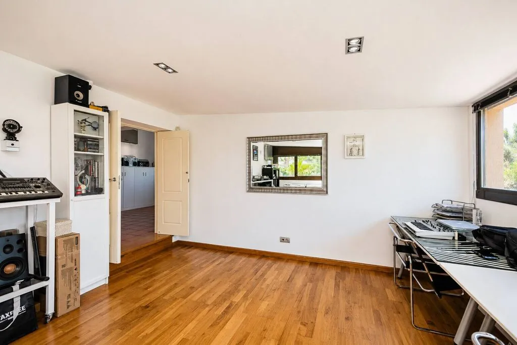 Bureau - Contemporary 5-Bedroom House with Pool in Sitges