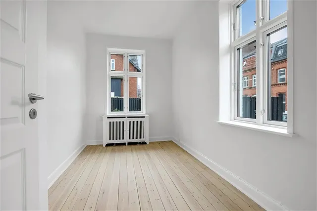 Pièces - 5-Room Apartment with Shared Garden in Central Location