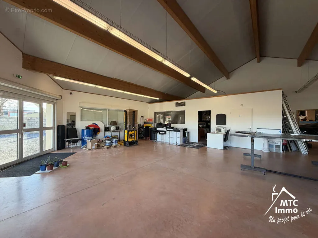 Garage - Maison Contemporaine avec Piscine et Entrepôt à Loyettes