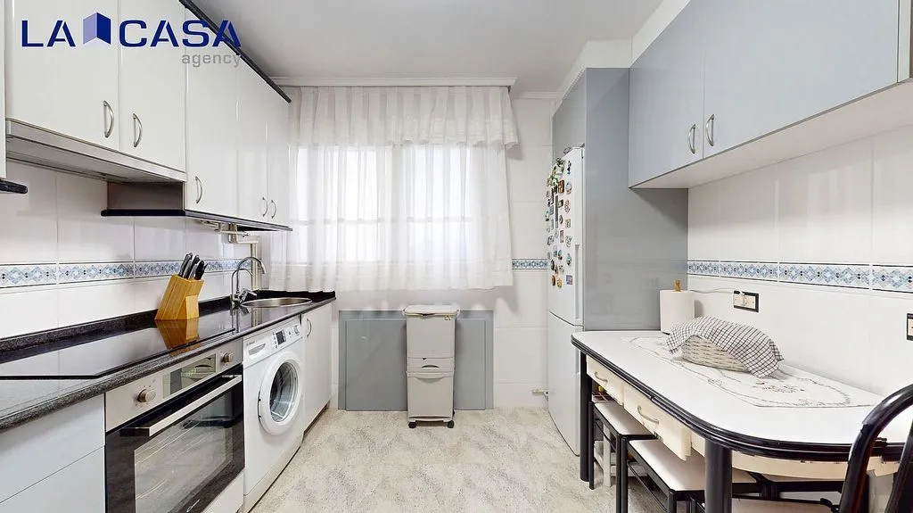 Köök - Apartment with Balcony in Arangoiti