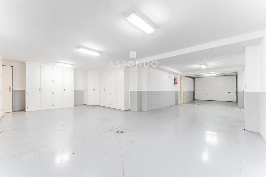 Garage - Luxury Townhouse with Pool in Madrid