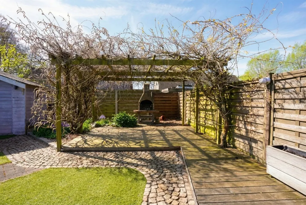 Aed - Semi-Open House with Garden in Rust