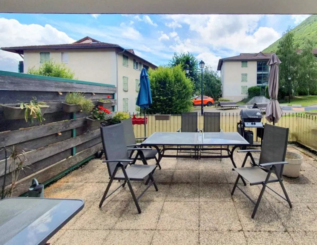 Terrace - Three-Bedroom Apartment with Terrace in Collonges