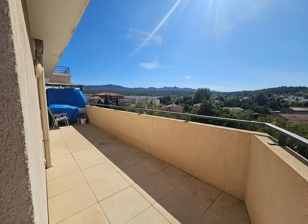 Rõdu - 3-Bed Apartment with Terrace in Gardanne