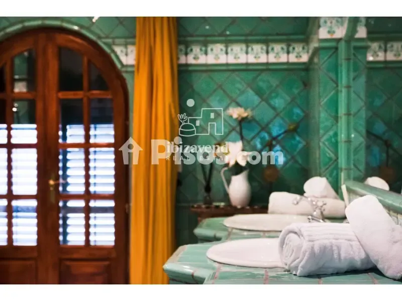 Bathrooms - Villa with Sea Views in Cap Martinet