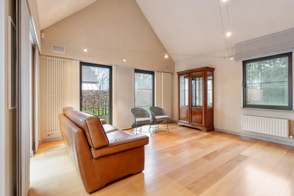 Soggiorno - Architectural U-Form Villa with Garden in Geel