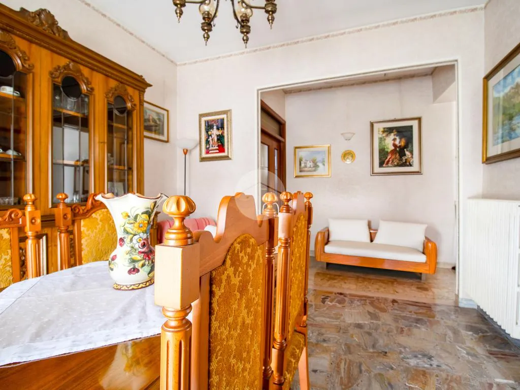 Salle à manger - Spacious 4-Room Apartment with Garage in Atri