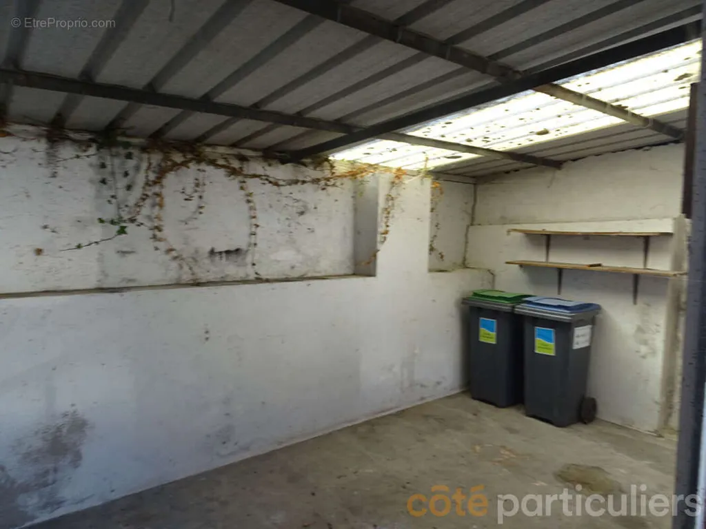 Garage - Maison avec Cour et Dépendances à Lignières
