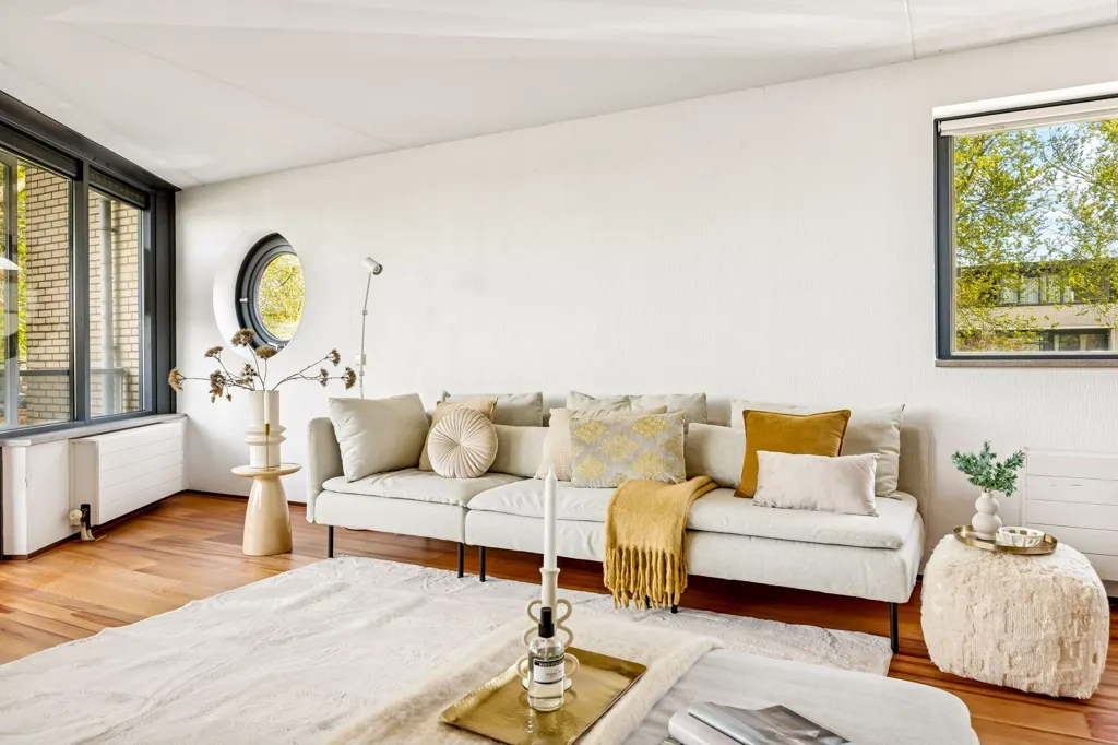 Elutuba - Corner Gallery Flat with Balcony in Filmwijk