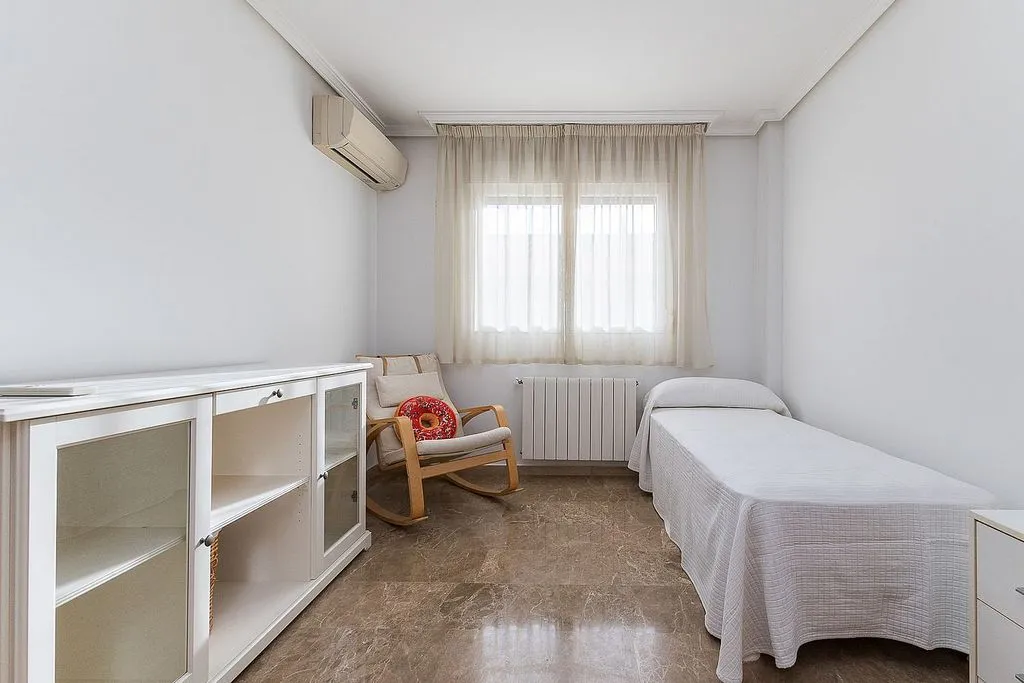 Chambres - Terraced Semi-Detached House in Picanya