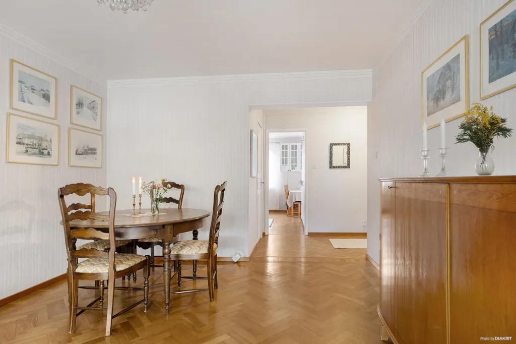 Salle à manger - Apartment with Balcony in Central Location