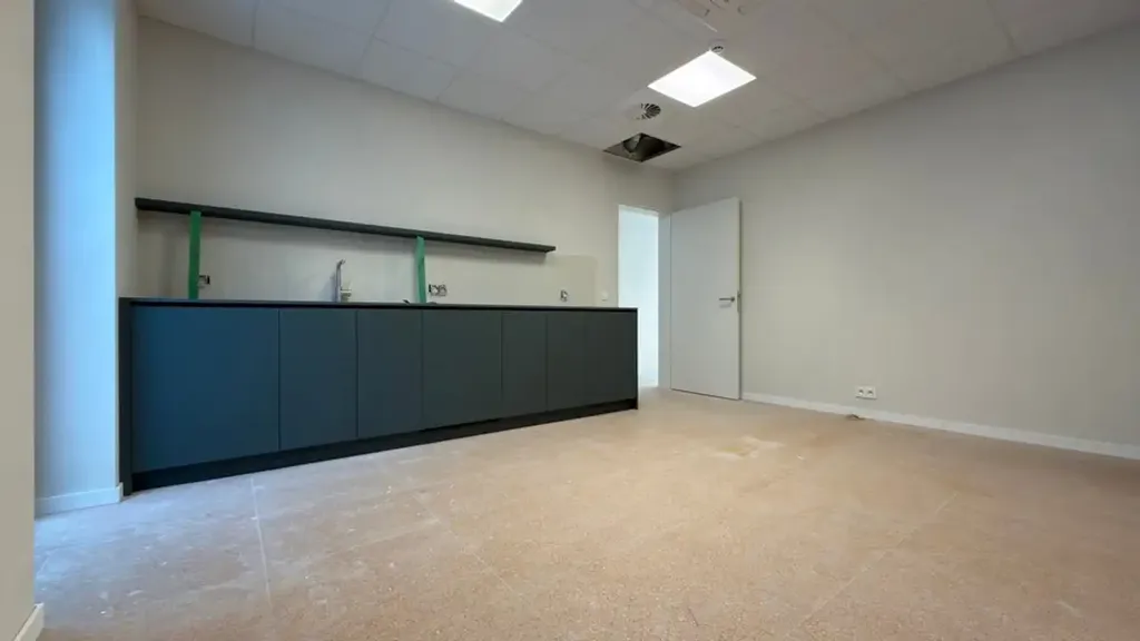 Studio - Renovated Corner Office with Top Location on Meir, Antwerp