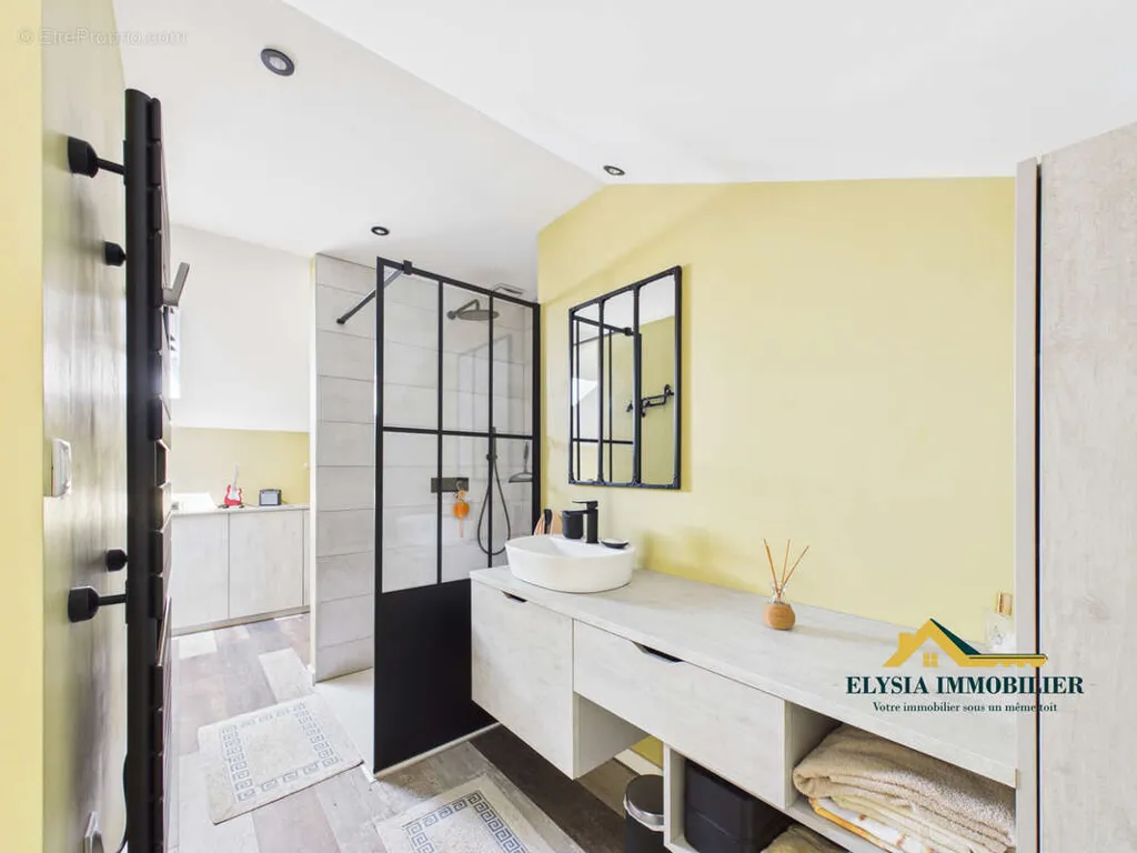 Salles de bain - Maison Luxueuse avec Terrasse à Ludres