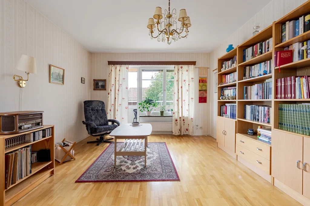 Kabinet - Well-Planned Gable Flat with South-Facing Balcony in Örbyhus