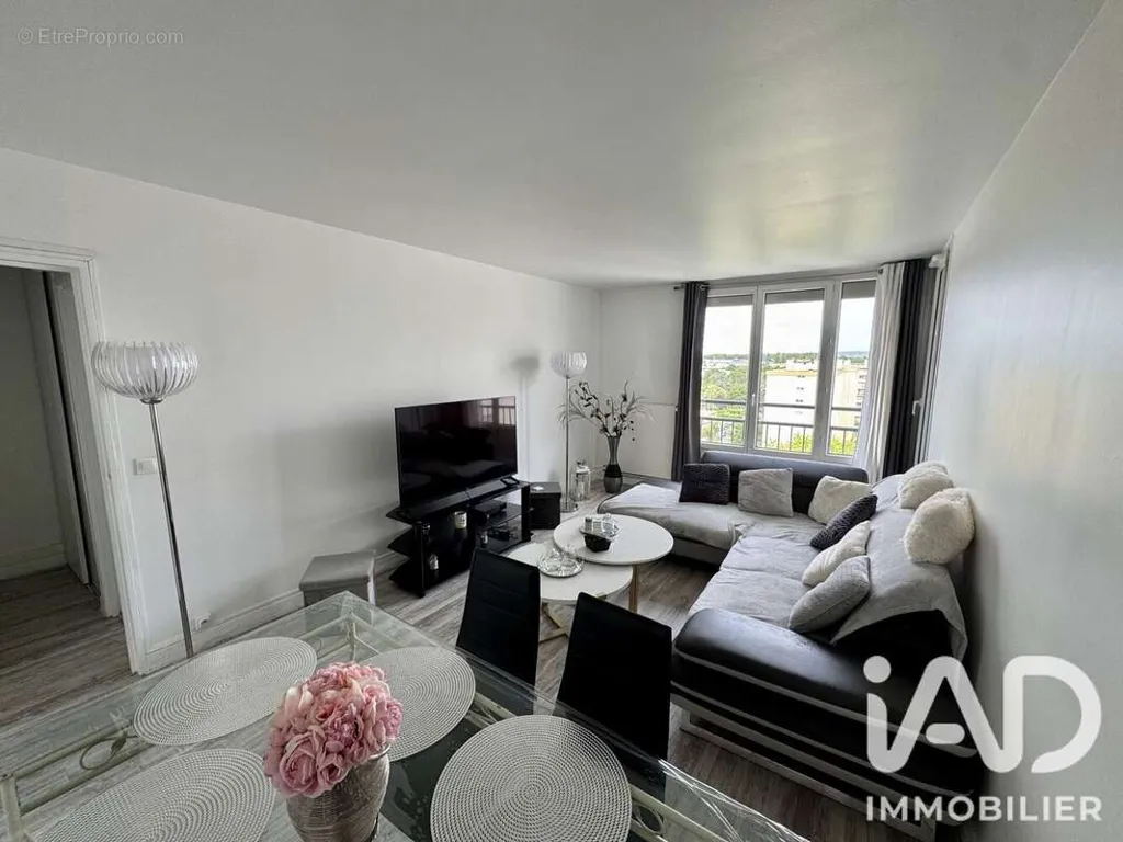 Soggiorno - Apartment with Balcony in Chilly-Mazarin