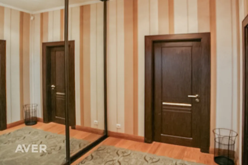 Entrée - 4-Bedroom Apartment with Historical Features in Old Riga