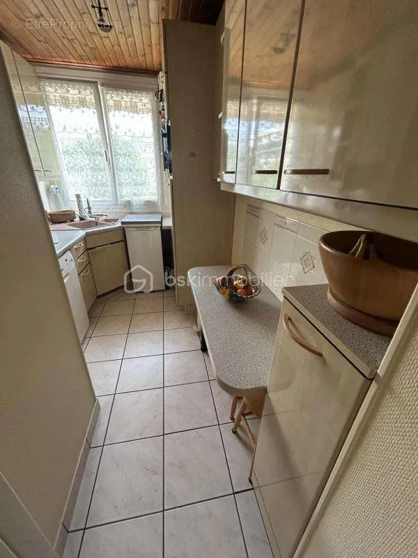 Cucina - Bright 4-Piece with Balcony in RER A Proximity