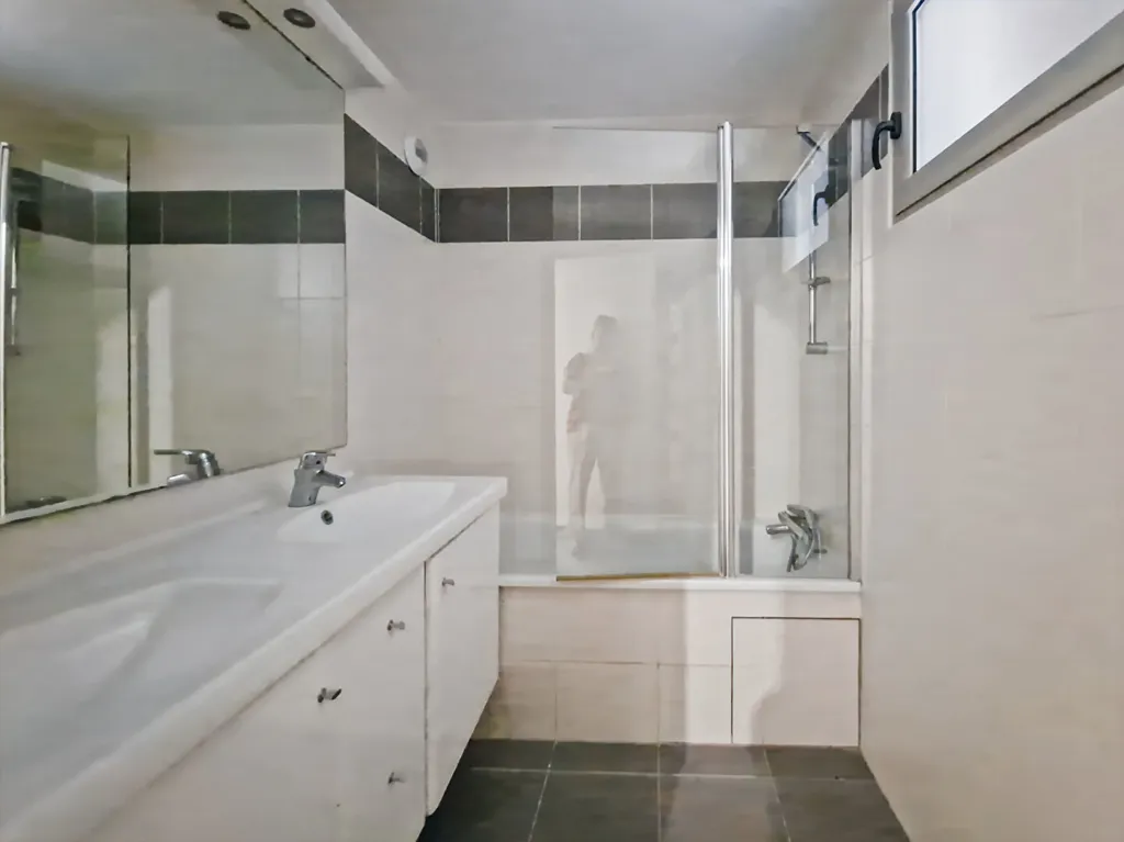 Bathrooms - Flat with Terrace in Marseille 13015