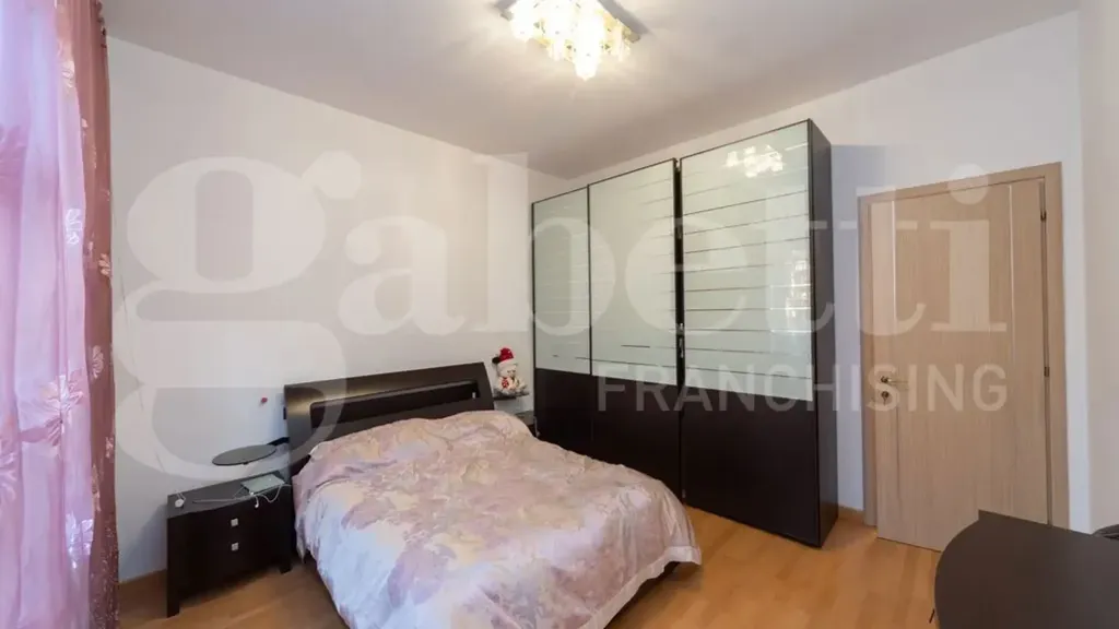 Chambres - Rear-Facing Apartment with Balcony in Monza