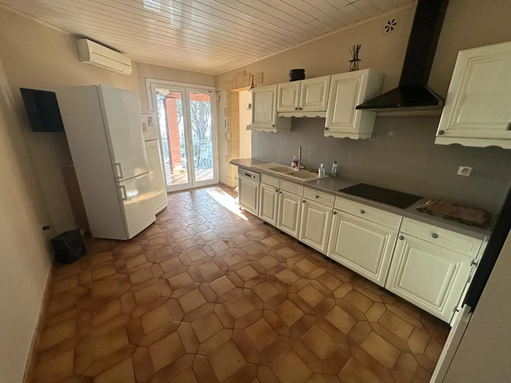 Köök - Split-Level Villa with Garden in Pignan