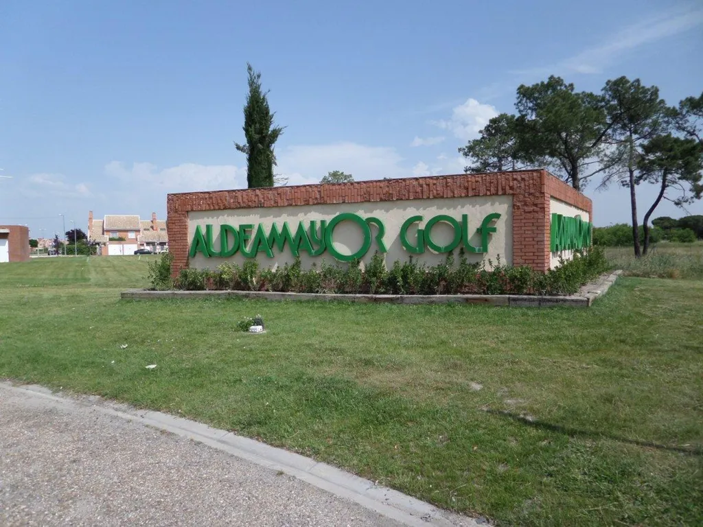 Jardin - Plot for Development in Aldeamayor Golf