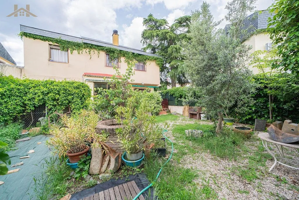 Jardin - Corner Semi-detached with Pool in Dehesa – El Soto