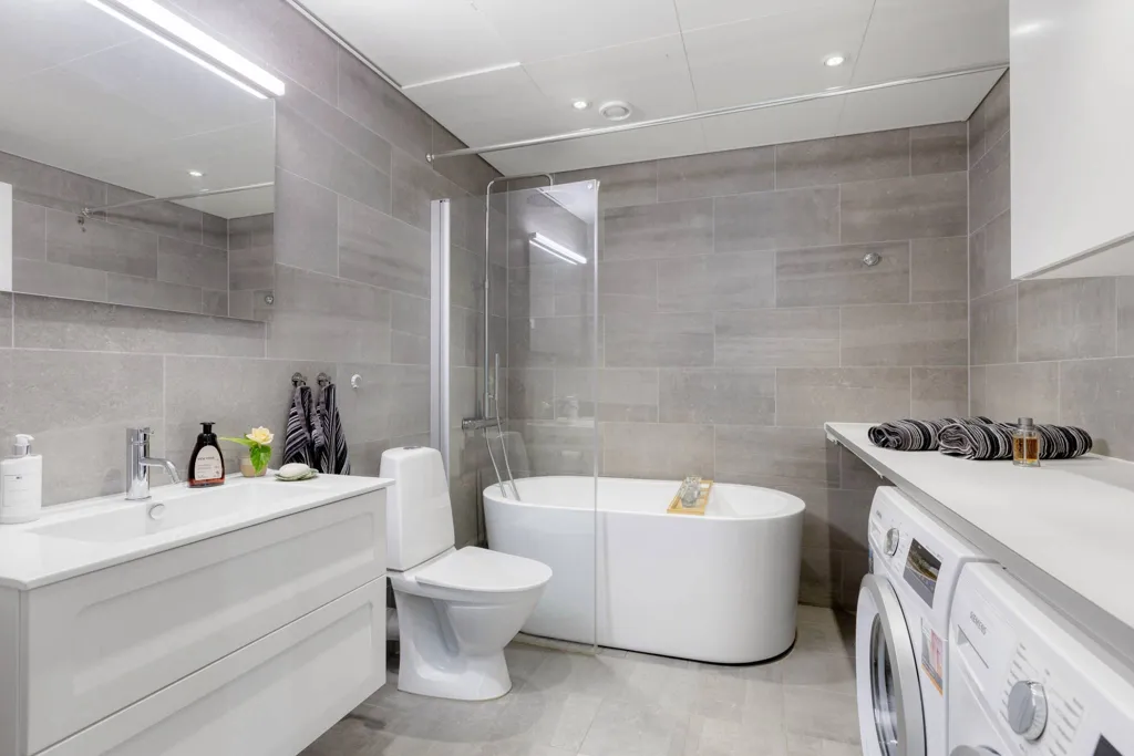 Salles de bain - Apartment with South-Facing Terrace in Rissne