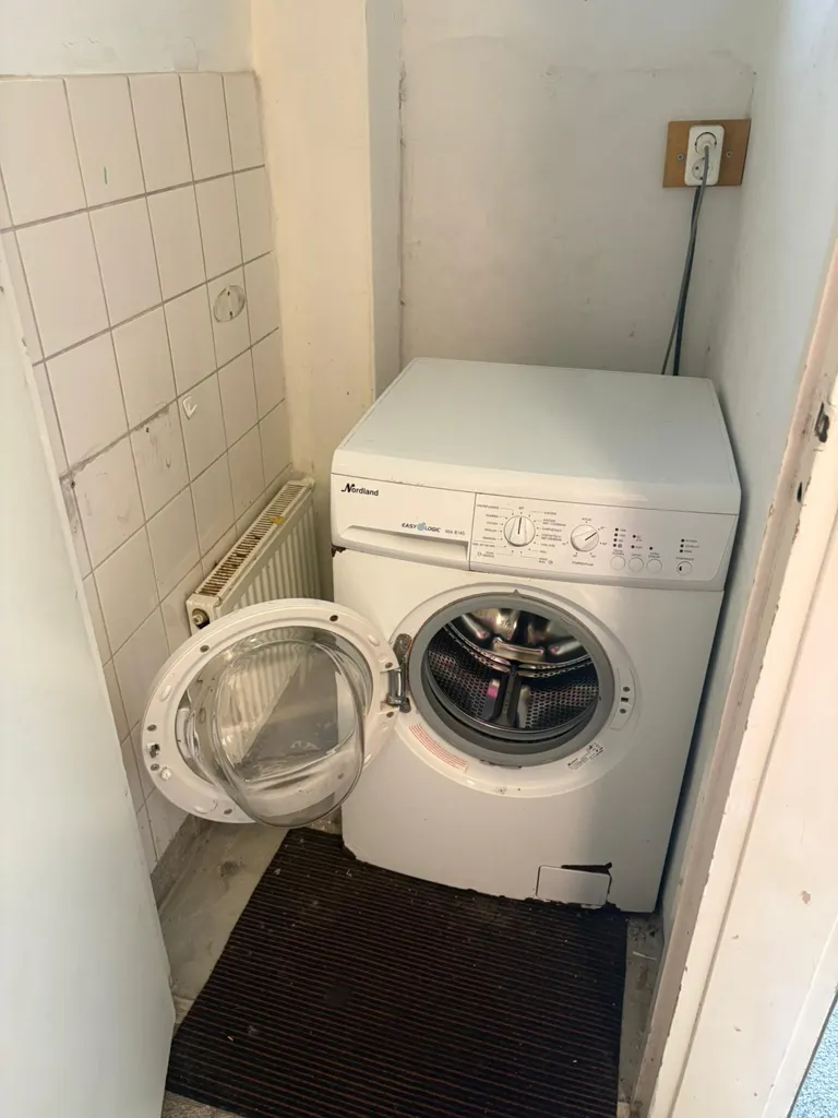 Lavanderia - Room for Rent with Shared Amenities in Urban Area