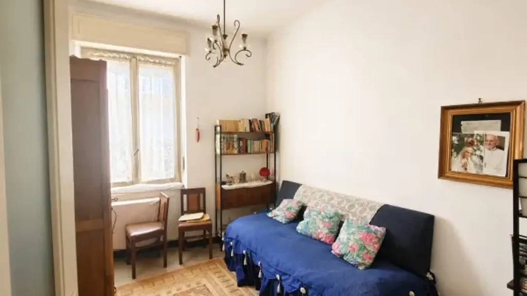 Chambres - Personalisable Triplex with Balcony in Asti