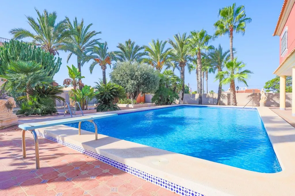 Piscine - Luxury Villa with Pool in Torrevieja