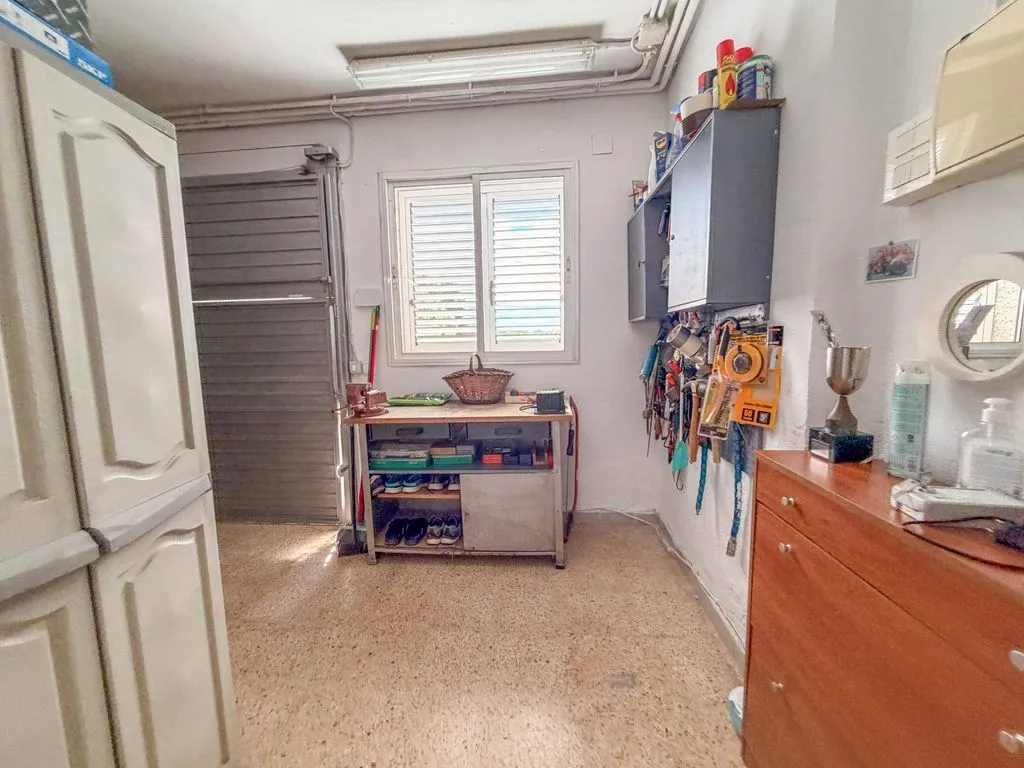 Garage - Luxury House with Pool in Castellbisbal