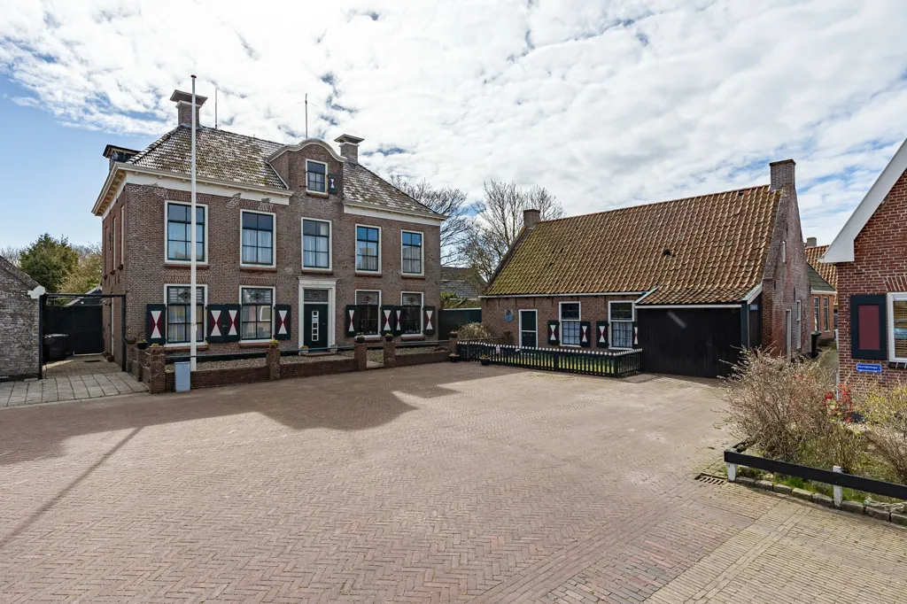 Esterno - Monumental House with Waddenzee View in Wierum