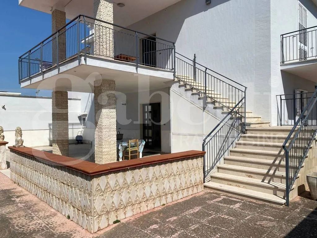 Terrace - Versatile Villa with Garden in Trani