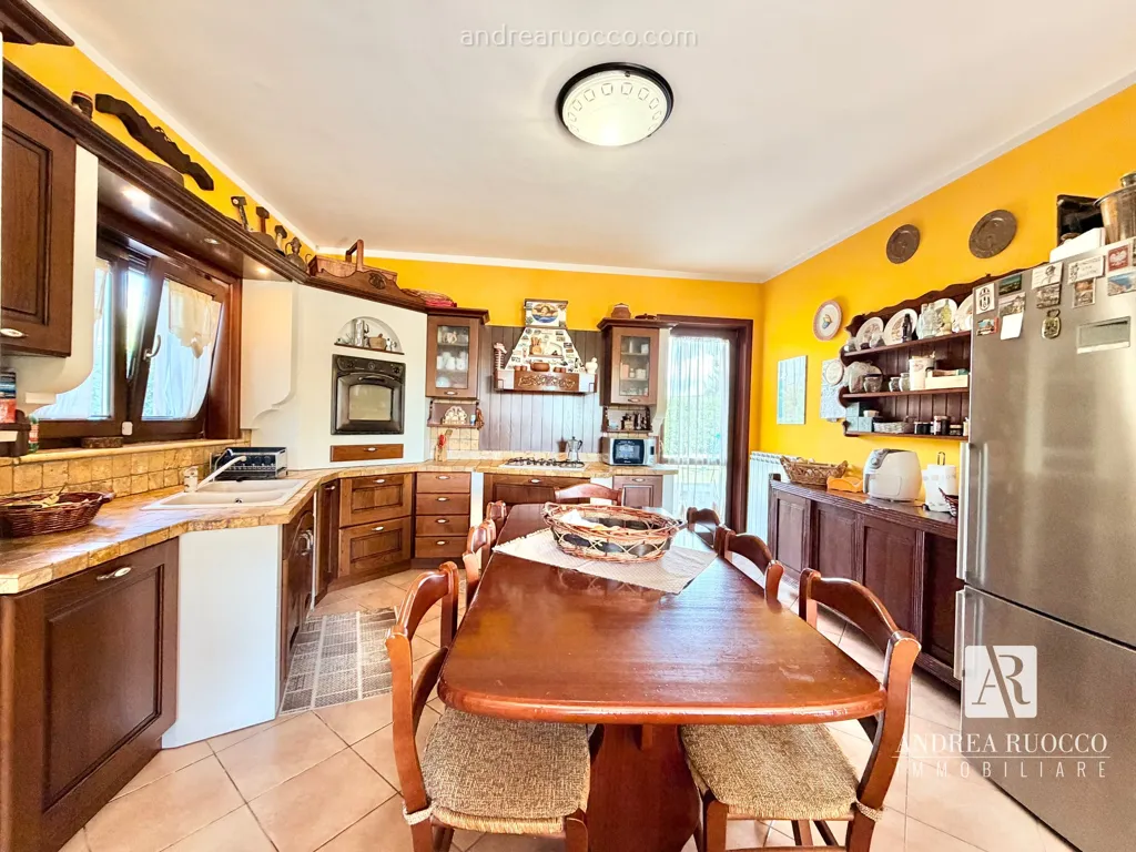 Cuisine - Semi-Detached Villa with Office in Paestum