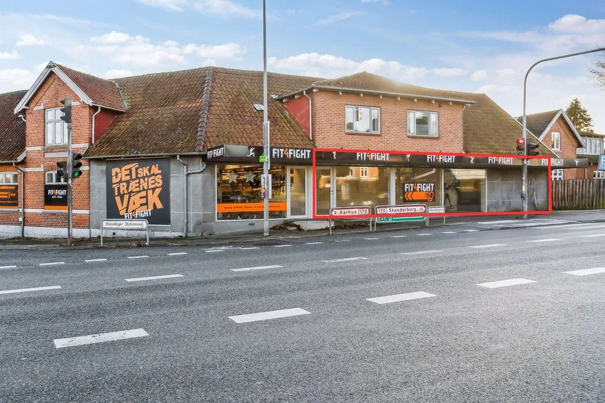 Extérieur - Visible Retail Unit with Large Sales Area in Central Location