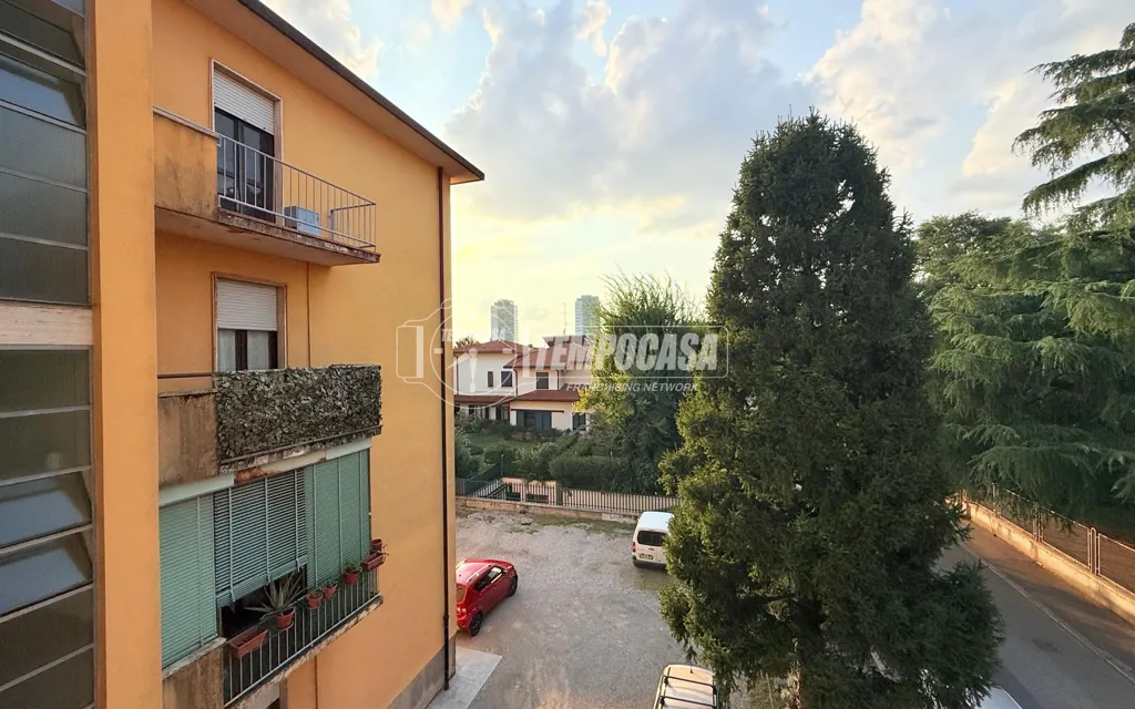 Rõdu - Spacious Trilocale with Terrace in Brescia