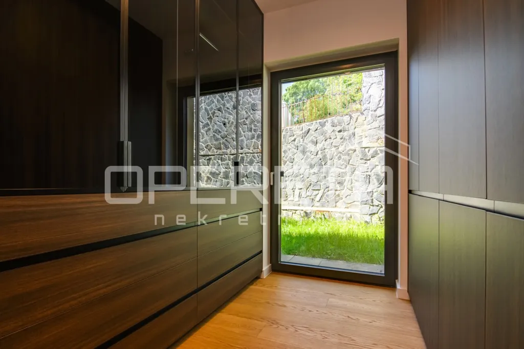 Entrée - 4-Room Apartment with Cathedral View in Centar