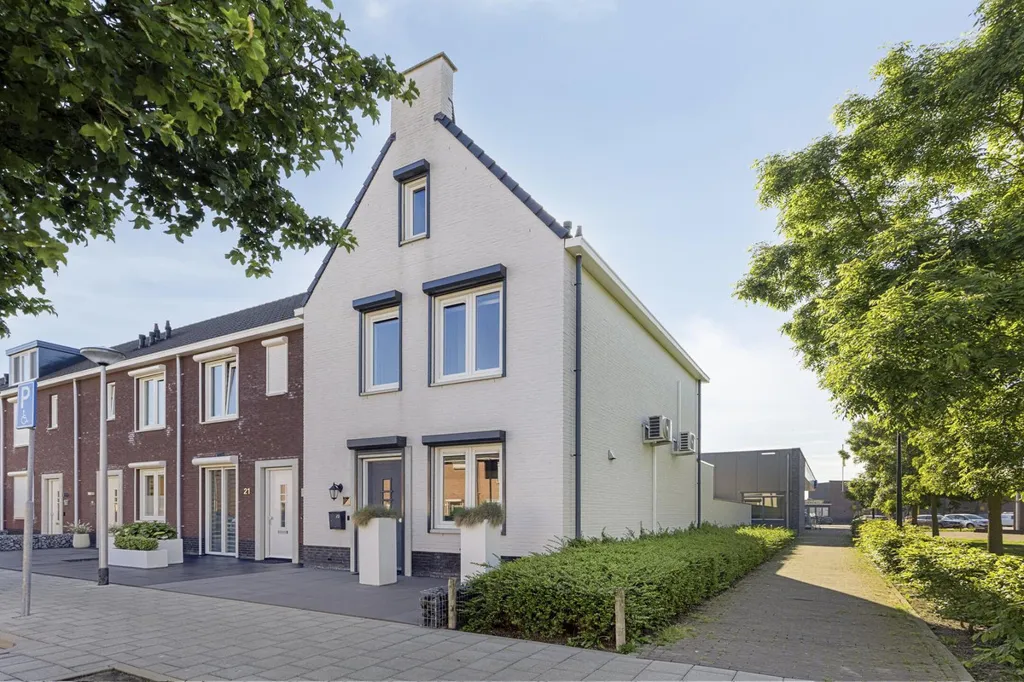 Välivaade - Corner House with Solar Panels in St. Willebrord