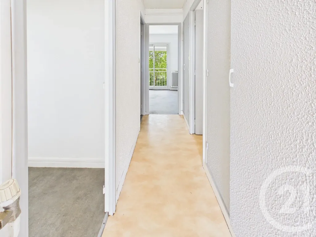 Esik - T2 Apartment with Balcony in Gradignan