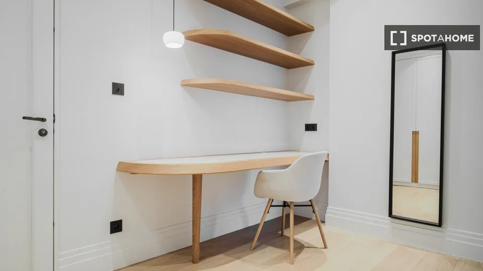 Bureau - Appartement 1 Pièce dans le Triangle d'Or, Paris