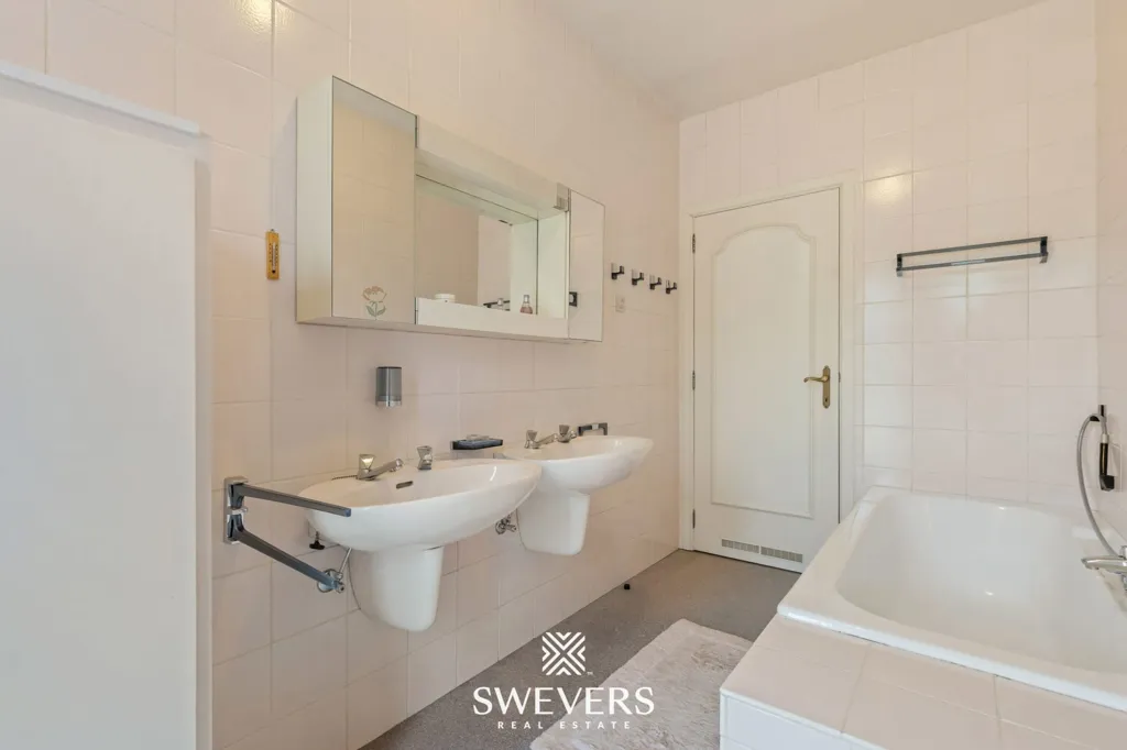 Bathrooms - Open Plan House with Garden in Beringen